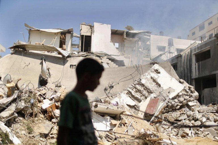 Gaza, uccisa una famiglia nella notte, poi la tregua (NenaNews.it)
