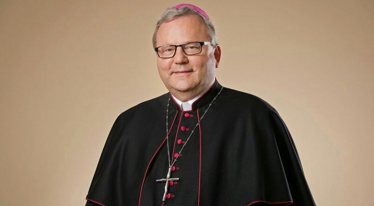 Vescovo tedesco: pensiamo a una benedizione delle coppie omosessuali