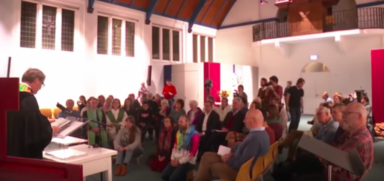 In Olanda un culto non termina mai per proteggere una famiglia di migranti