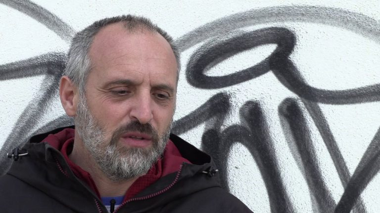 Francesco Piobbichi: “Disegno i fili spinati cuciti sull’anima dei migranti”