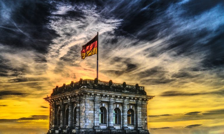 Germania: è legge il «Migration-paket» firmato Seehofer. Con i voti della Spd