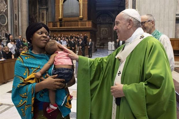 La Messa per Lampedusa. Il Papa: i migranti sono persone. Non questioni migratorie