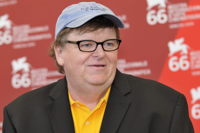 Michael Moore: “Americani, preparatevi a mandare in guerra i vostri figli” (HuffPost)