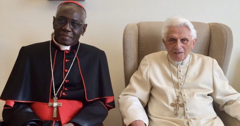 Sarah e Ratzinger “non possono tacere”: in difesa del celibato sacerdotale e di una Chiesa immobile (Ludovica Eugenio)