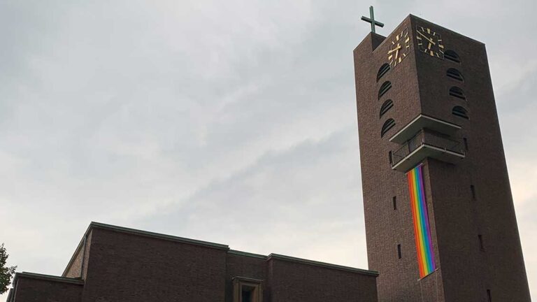 Cosa ci fa una bandiera arcobaleno appesa al campanile della chiesa dello Spirito Santo a Münster?