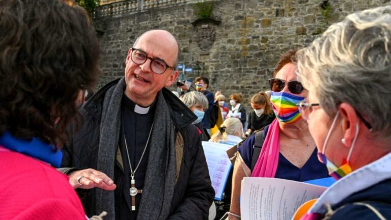 Il vescovo di Würzburg: donne ordinate nella Chiesa cattolica? Me lo aspetto… (kirche-und-leben.de)