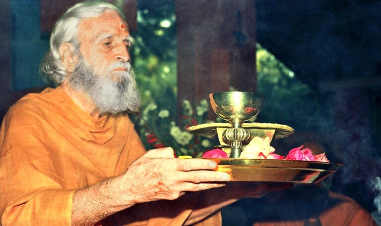 Servizio e distacco (Bede Griffiths OSB Cam/Swami Dayananda)